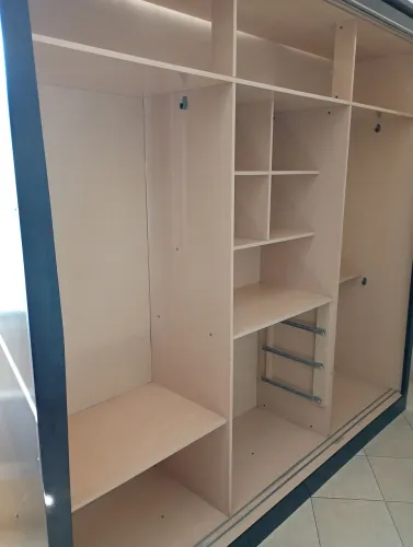 Vende se guarda roupa casal com porta de correr semi nova obs retirar em santos 
