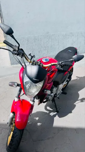 Moto CB 300 vermelha