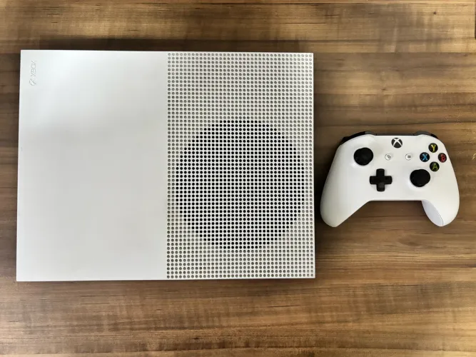 Xbox One S 1tb + 1 Controle