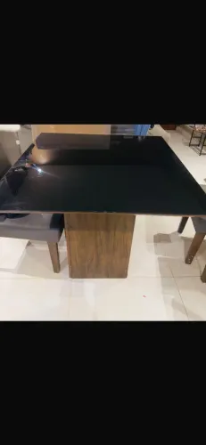 Vendo mesa com tampa de vidro 90x90