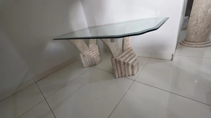 Mesa de Centro Clássica com Tampo de Vidro e Bases em Mármore / Pedra
