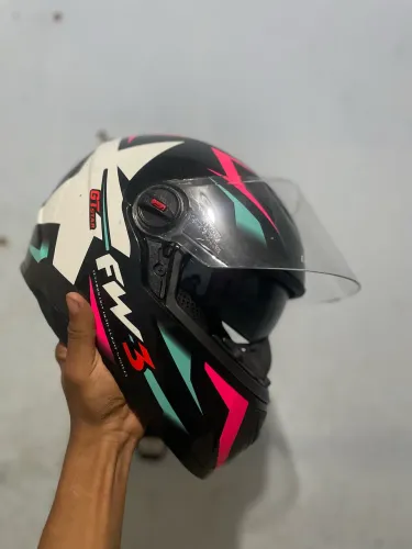 Capacete FW3 em estado de novo