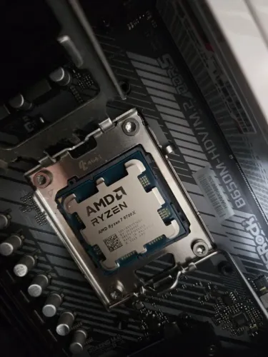 Processador AMD Ryzen 7 9700X OEM 8C/16T 5.5GHz AM5 Zen 5 - Pouco Uso