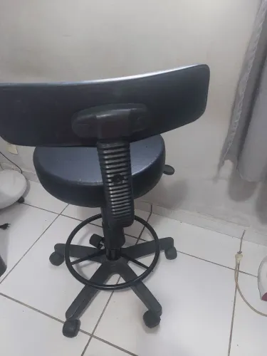 Vendo uma cadeira giratória elétrica cor preta em perfeita conservação sem nenhuma avaria 