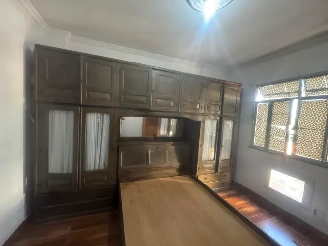 Móvel madeira rústica para quarto com cama 