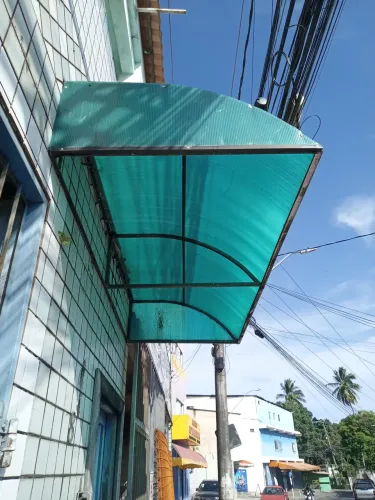 Corrimão de aço inox, cobertura de policarbonato, mesas