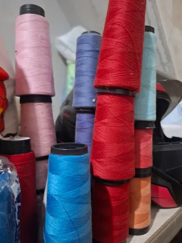 Lote de fios de para costura.