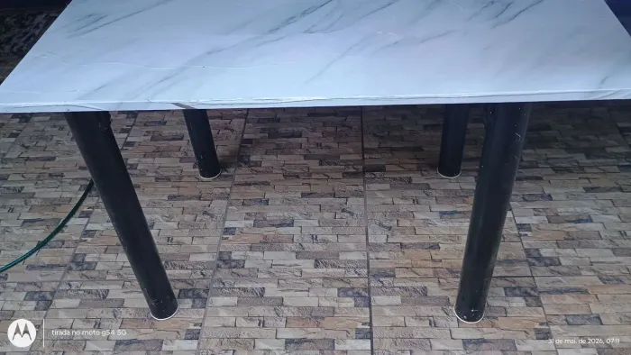 Mesa de mármore com maca de uso mas não tem nada quebrado 