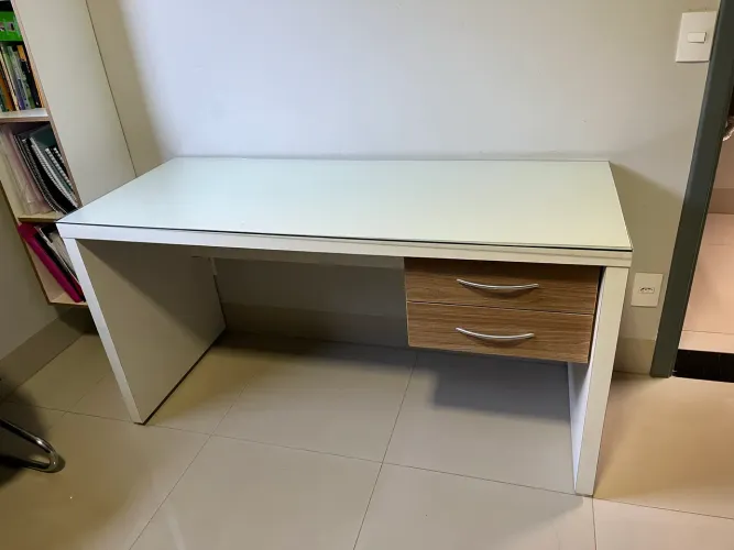 Vendo 2 escrivaninha em perfeito estado de conservação 