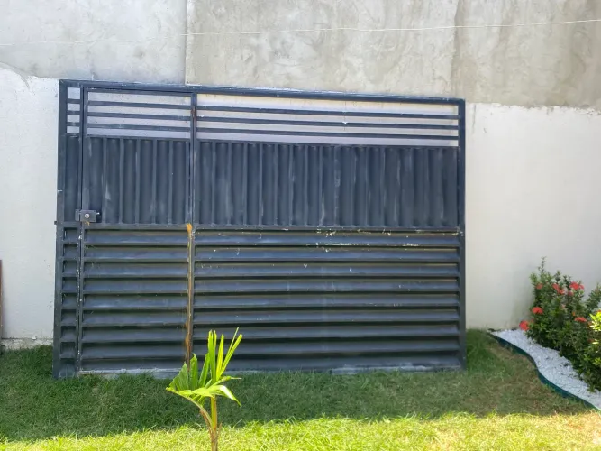 Vende-se portão de corre medindo 2 MT DE ALTURA POR 3 mt de largura fone *89