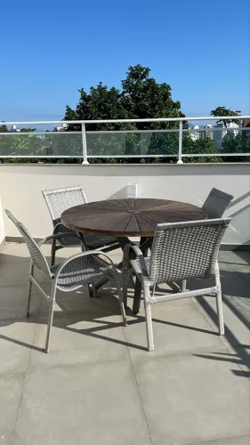 Mesa área externa 1,40 mts, madeira teca, pés alumínios com 4 cadeiras fibra sintética,