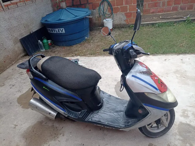 Vendo ou troco por algo de meu interesse Suzuki Burgman atrasada em ótimas condições 