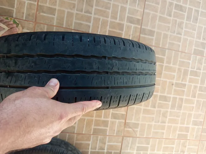 Vendo pneus 185/65 mais q meia vida