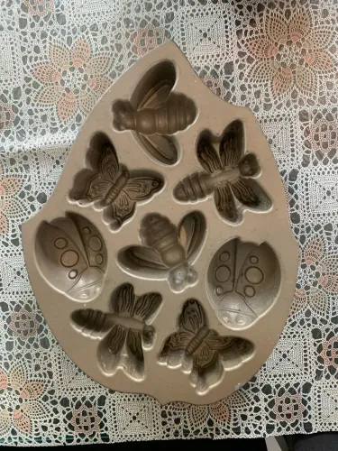 Forma Nordic Ware Backyard Bugs Pan - 8 Mini Bolos de Insetos