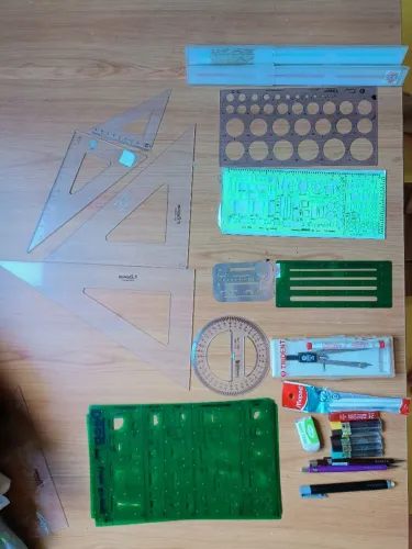 Material de desenho técnico com Prancheta A2 inclusa.