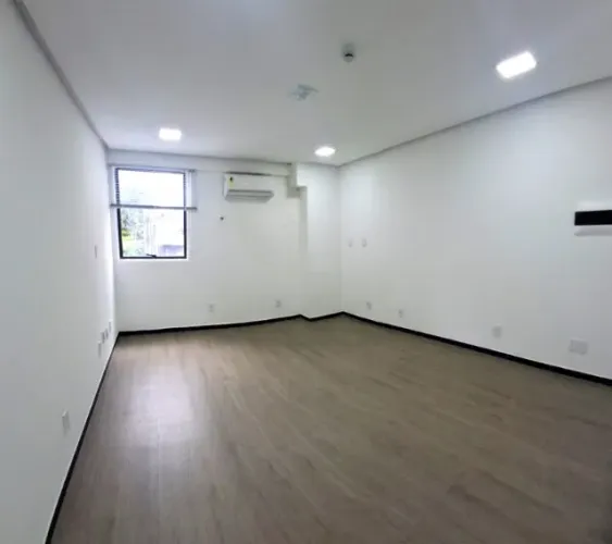 Vieiralves, Cemom, Sala Comercial com 29m2 no Térreo, Divisórias, Teto rebaixado e pronta