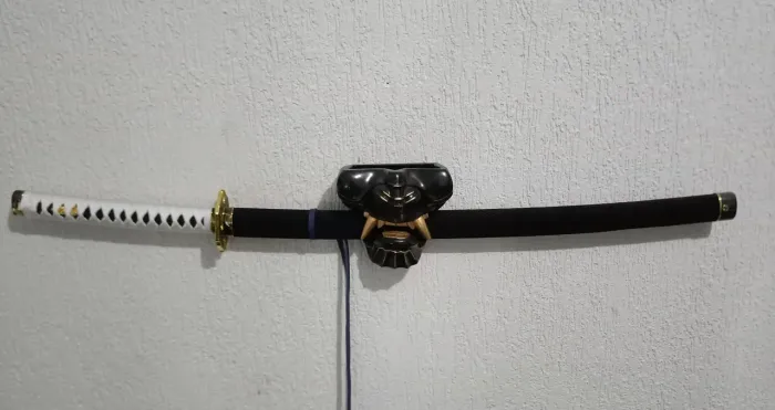 Réplica da Katana Yamato do Vergil DMC5 junto com apoio de máscara de oni japonês 
