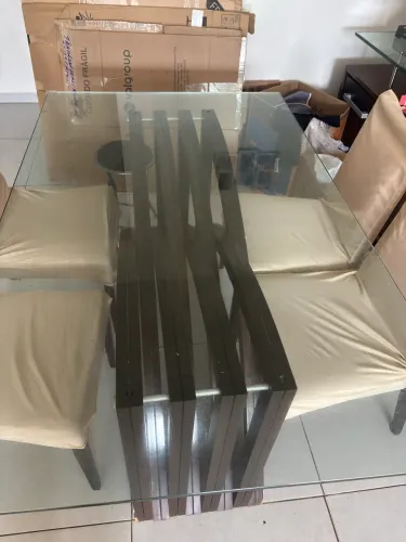 Mesa com tampo de vidro e 4 cadeiras em madeira Herval