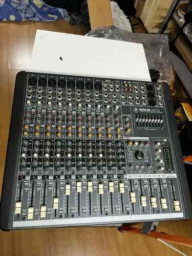Mesa de som Mackie CFX 12