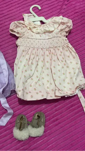 LOTE VESTIDOS E SAPATOS MENINA Bebê M