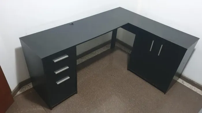 Conjunto de escritório: Mesa, estante, cadeira, quadro branco/aviso, cortina e espelho