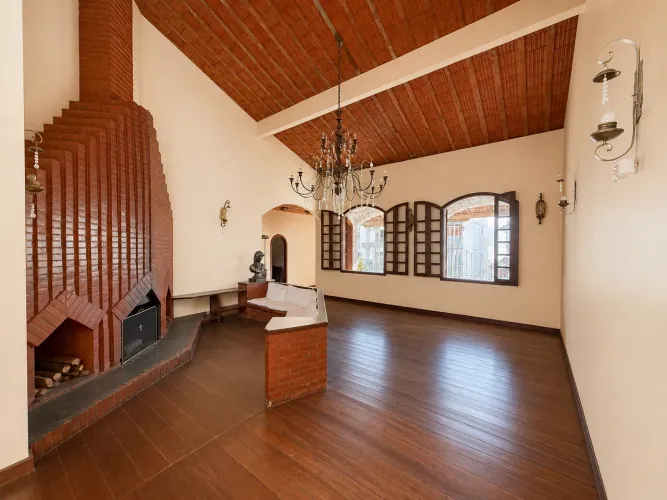 CASA COM 4 QUARTOS, 2 SUÍTES, NO BOM PASTOR