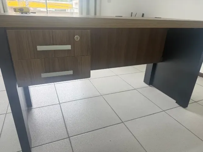 Mesa de escritório com gaveta