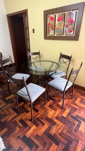 Mesa de Jantar Redonda de Vidro com 5 Cadeiras Linda e Conservada!