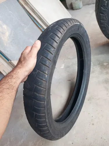 Pneu de moto traseiro