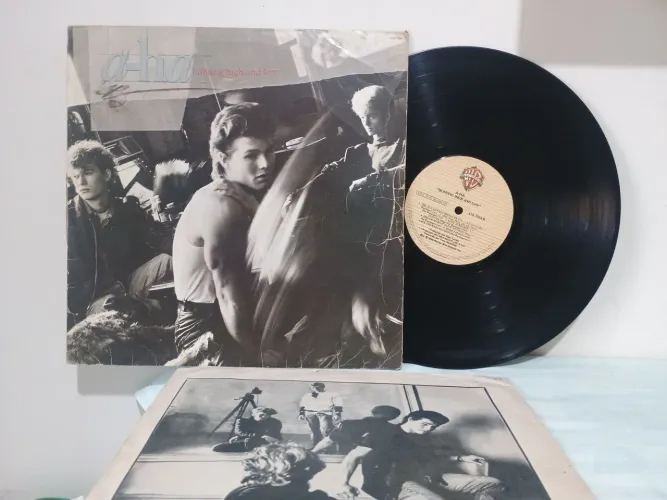 LP A-Ha - Hunting High And Low, Com Encarte. PULANDO, LEIA DESCRIÇÃO.