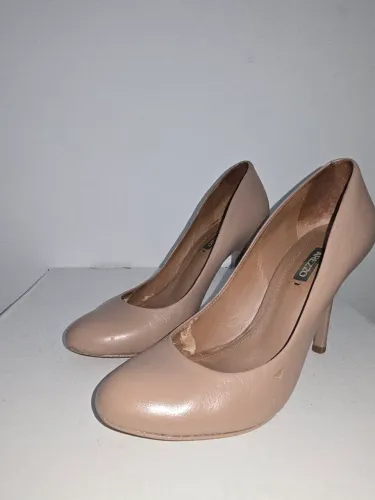 SAPATO EM COURO ROSA AREZZO