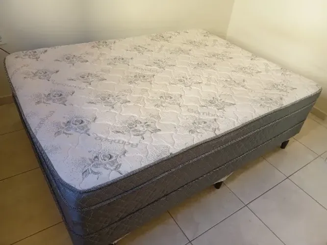 Cama casal com colchão de mola