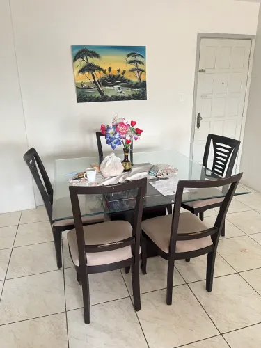 Mesa de 6 cadeiras com avarias 