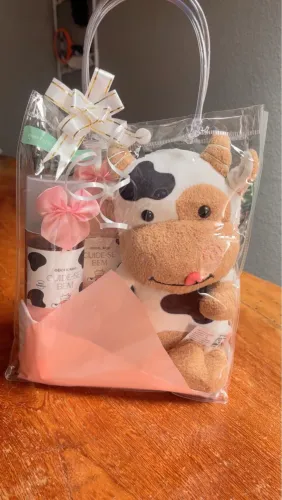 Kit presenteavel deleite (1 body splash ,1 loção e 1 urso de pelúcia vaquinha)