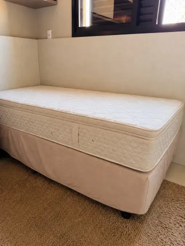 Cama box solteiro - ótimo colchão