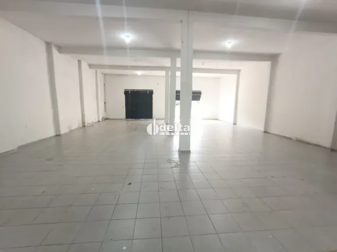 Galpão disponível para locação no bairro Luizote de Freitas em Uberlândia-MG