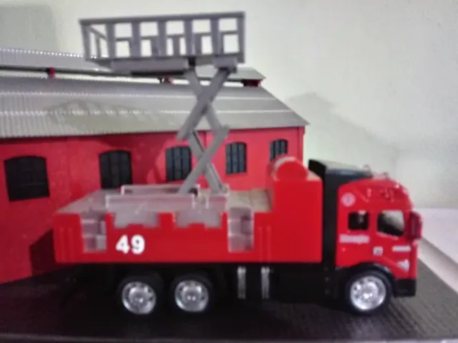 MINIATURA BOMBEIROS SINOTRUCK HOWO A7 FIRE ENGINE ELEVATOR 49 ESCALA 1/75