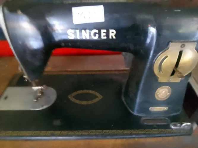 Máquina de costura Singer inglesa com gabinete e motor fabricada em 1950