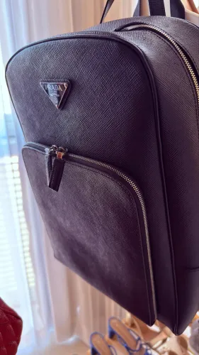 Mochila em couro Saffiano texturizado preto