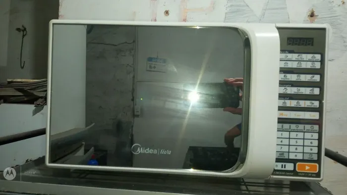 Microondas Midea espelhado de 20 l