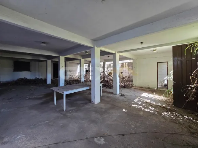 Casa na Av. Divino Espírito Santo, em lote de 500m², com 4 quartos e 3 vagas.
