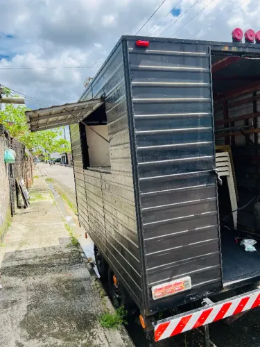 Alugo trailer com mesas e cadeiras e uma geladeira dentro 
