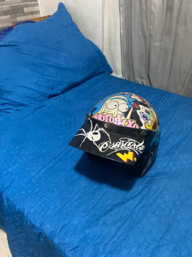 Vendo capacete coquinho adesivado