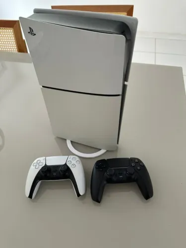 Playstation 5 Slim + 2 controles