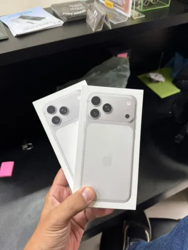 iPhone 17 pro max silver