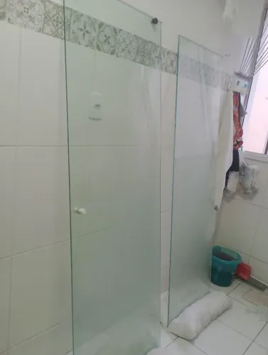 Vendo box semi-novo com ferragens branca