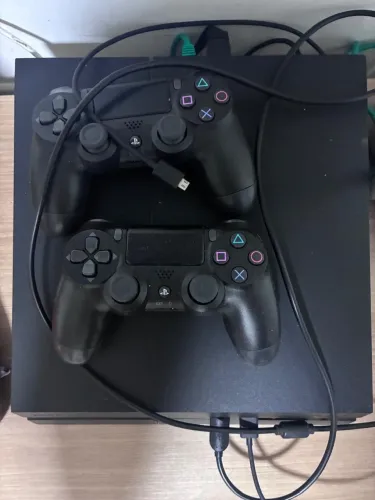 Playstation 4 com controles