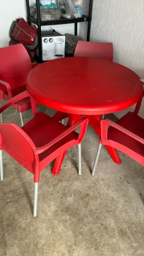 Mesa  e 4 cadeiras 