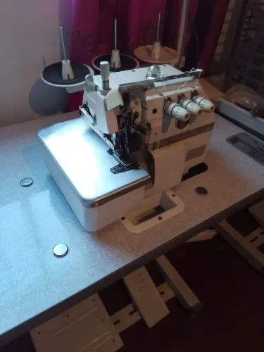 Maquina industrial Overloque