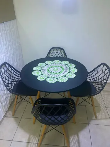 Vendo Mesa de jantar com 4 cadeiras
